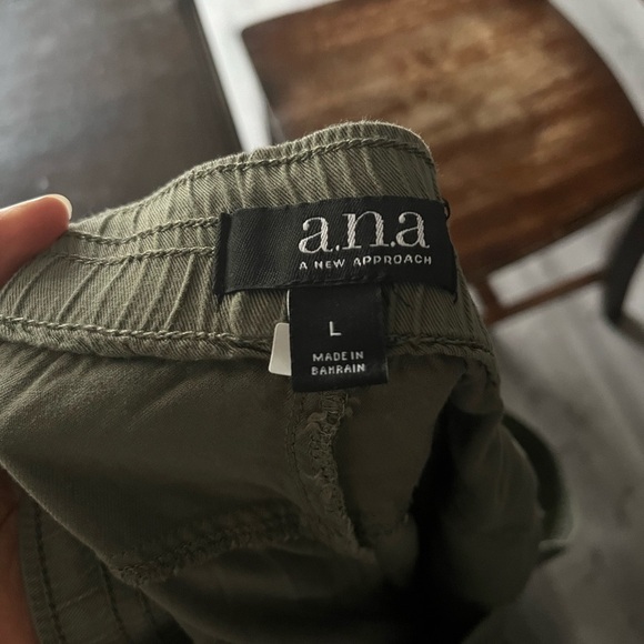 Women’s Olive Green Pants by a.n.a size Large with zipper frontal pockets - Picture 4 of 4